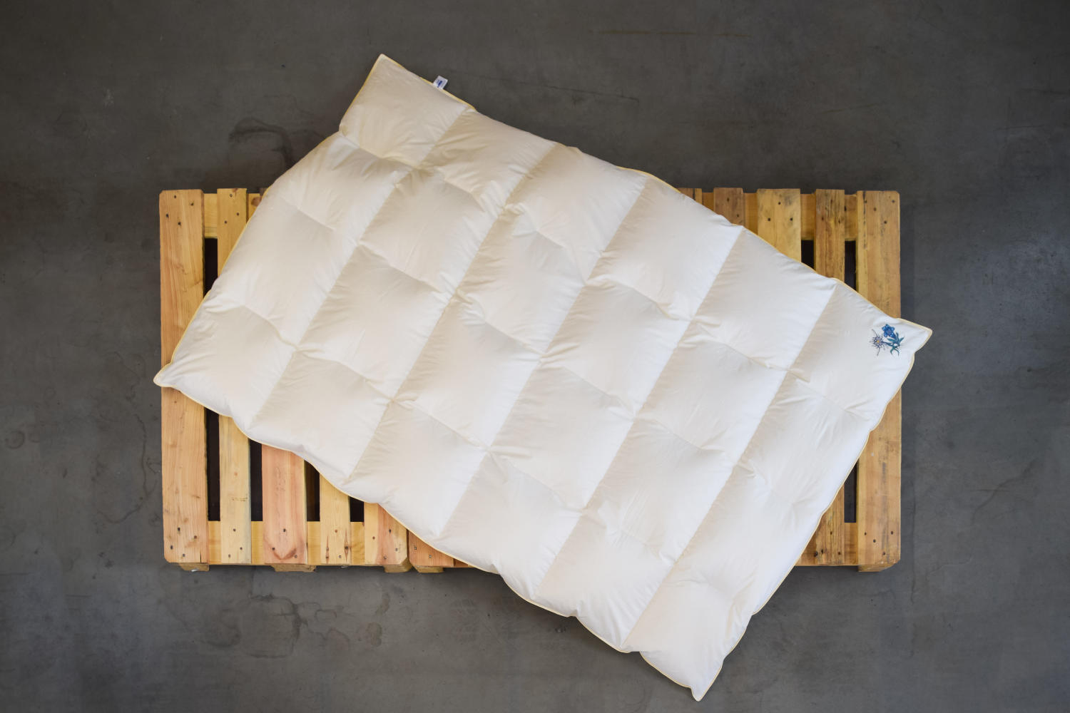 LIMA Daunendecke - ENZIAN - Sommer Bettdecke mit Bio Einschütte aus 100% Baumwolle