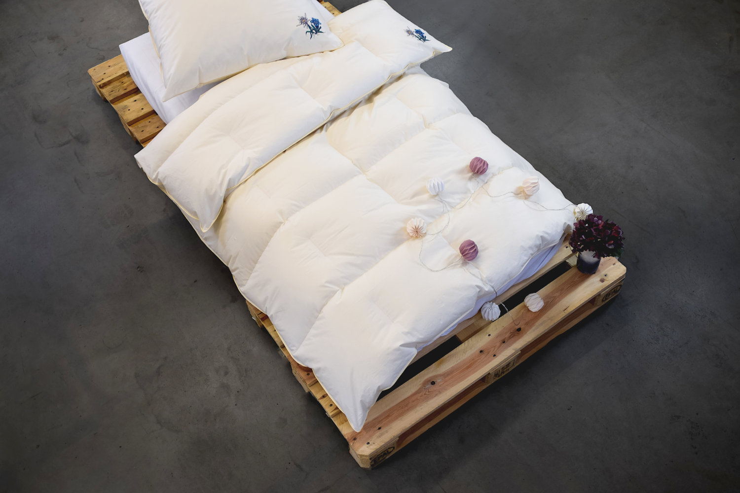 LIMA Daunendecke - ENZIAN - Ganzjahres Bettdecke mit Bio Einschütte aus 100% Baumwolle
