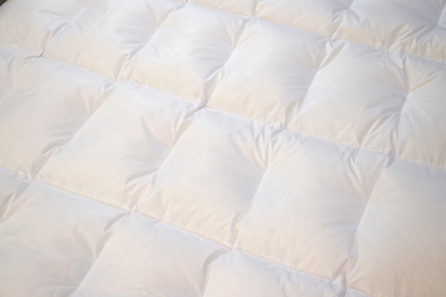 LIMA Daunendecke - EDELWEIß - Sommer Bettdecke mit feiner Batist-Hülle aus 100% Baumwolle