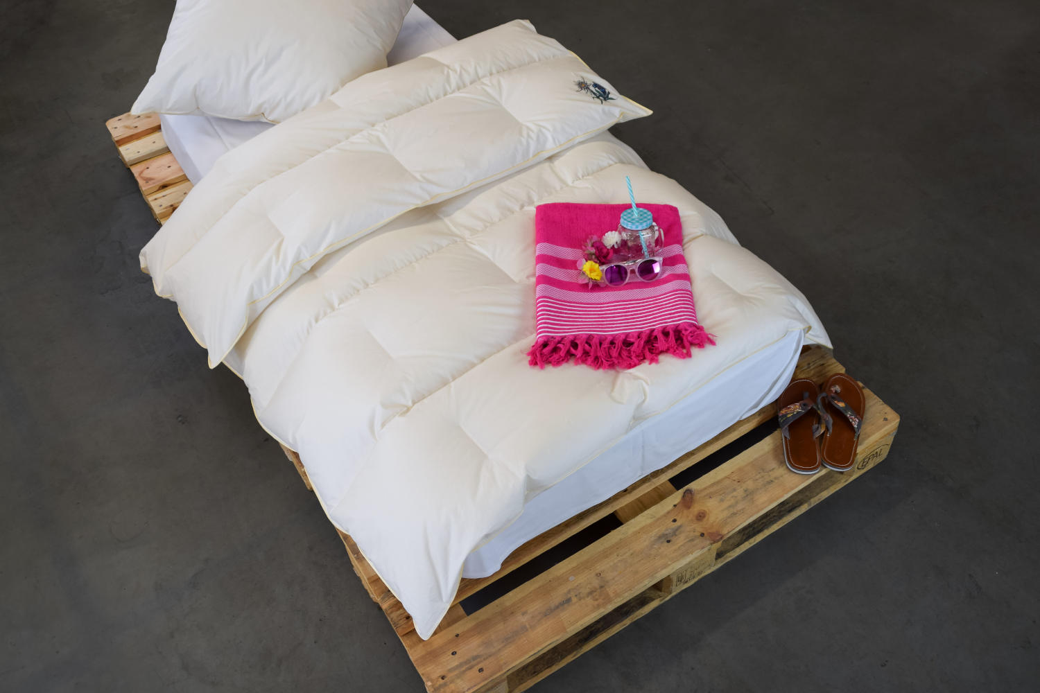LIMA Daunendecke - ENZIAN - Sommer Bettdecke mit Bio Einschütte aus 100% Baumwolle