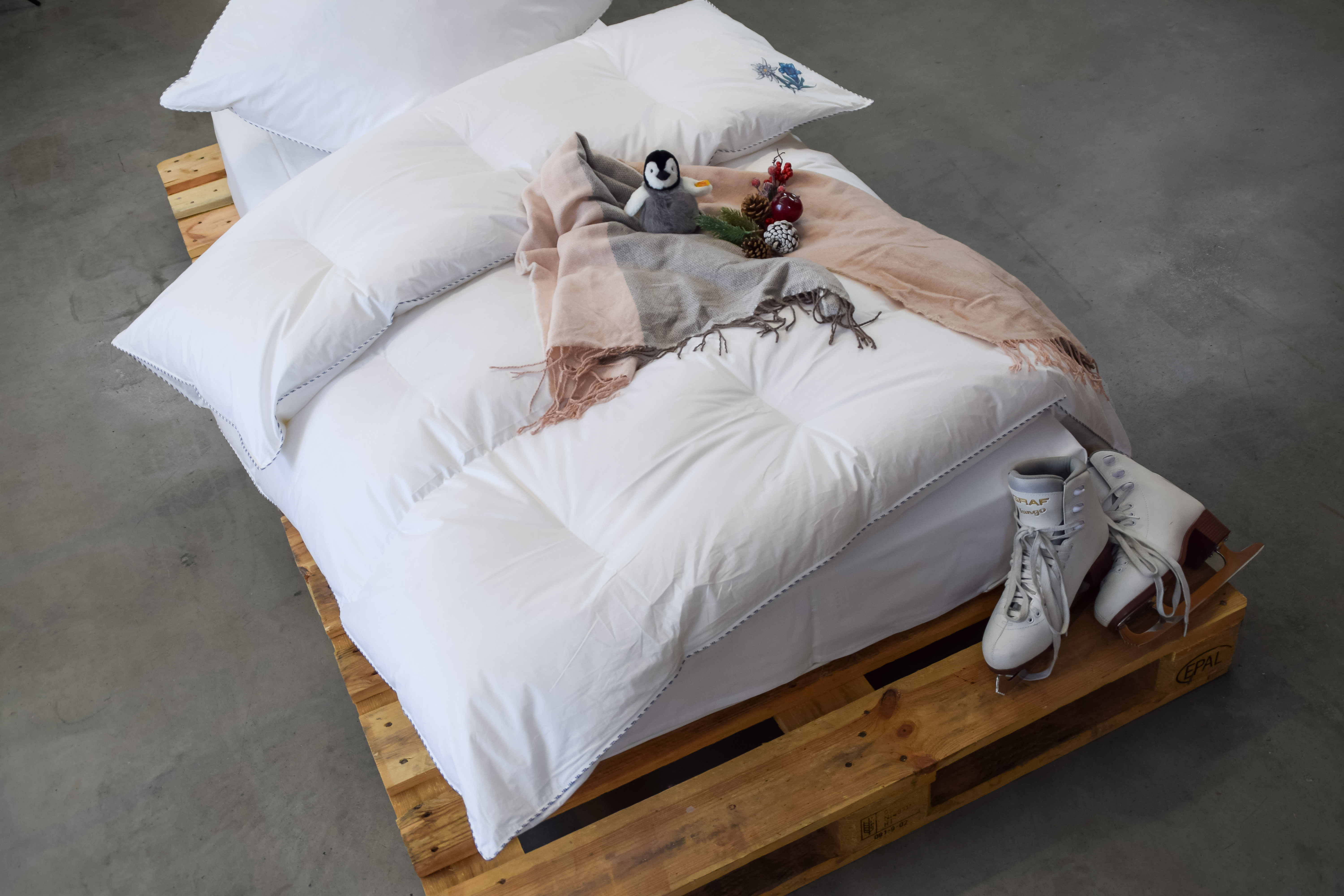 LIMA Daunendecke - EDELWEIß - Winter Bettdecke mit feiner Batist-Hülle aus 100% Baumwolle