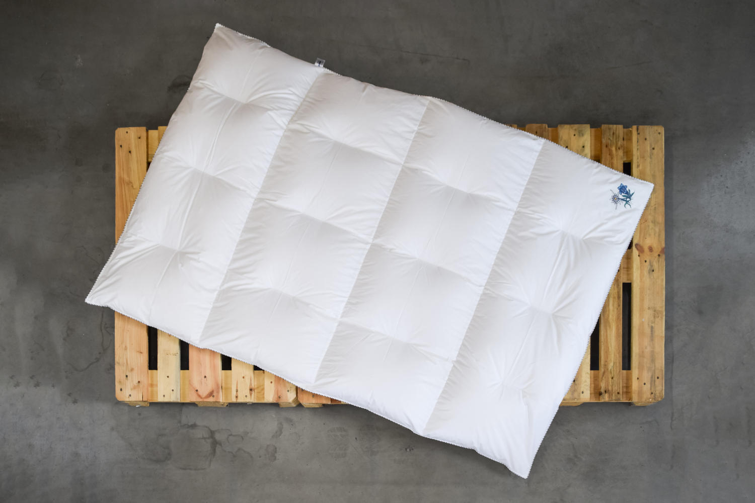 LIMA Daunendecke - EDELWEIß - Winter Bettdecke mit feiner Batist-Hülle aus 100% Baumwolle