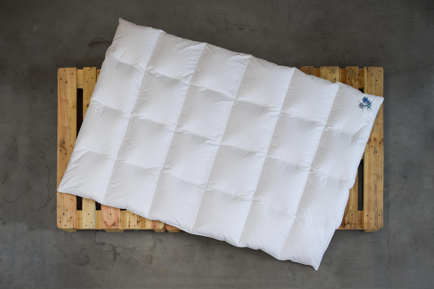 LIMA Daunendecke - EDELWEIß - Ganzjahres Bettdecke mit feiner Batist-Hülle aus 100% Baumwolle