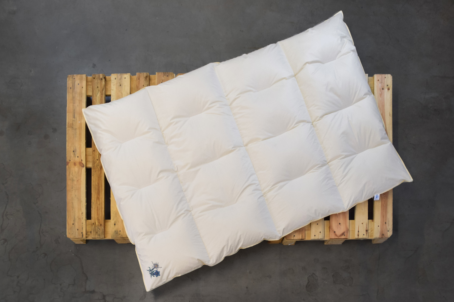 LIMA Daunendecke - ENZIAN - Winter Bettdecke mit Bio Einschütte aus 100% Baumwolle