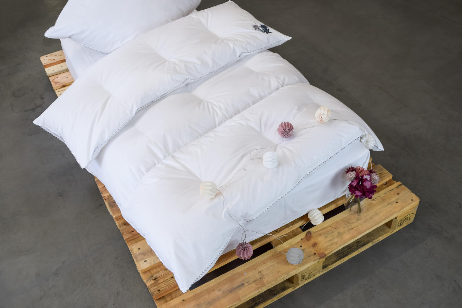 LIMA Daunendecke - EDELWEIß - Ganzjahres Bettdecke mit feiner Batist-Hülle aus 100% Baumwolle